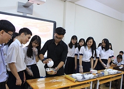 Trong giờ thực hành Hóa mà nổi hứng "quẩy", nam sinh hí hửng cầm ống nghiệm quay quay nào ngờ gặp cái kết đắng lòng