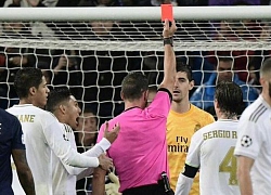 Trọng tài trận Real - PSG đã tự 'tát vào mặt' mình như thế nào?