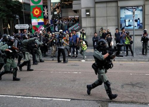 Hong Kong: Người biểu tình đeo mặt nạ đập phá cửa hàng 'thân' Trung Quốc