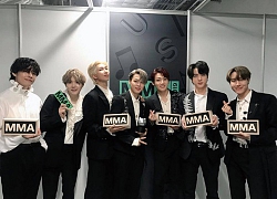 Khoảnh khắc đẹp tại MMA 2019: BTS ở lại sau cùng, 7 thành viên nắm tay nhau cúi gập người chào khán giả sau khi ôm trọn Daesang