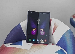 Máy chính hãng ra mắt, Galaxy Fold xách tay giảm giá mạnh