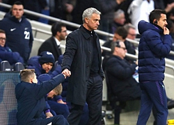 Mourinho có lần thứ 2 ăn mừng cùng ball boy Callum Hynes