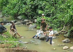 Phát hiện thi thể có 3 vết chém trên cổ dưới suối