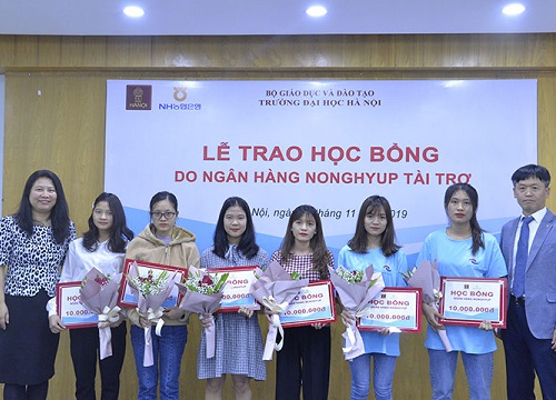 Trao học bổng cho nhiều sinh viên nông thôn xuất sắc