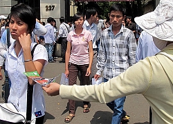 Chiêu nằm một chỗ phát tờ rơi của chàng trai Trung Quốc