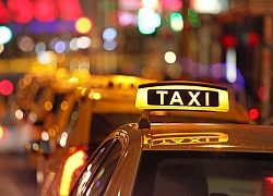 CLIP phẫn nộ: Taxi "chồm" lên người cụ bà bán hàng rong ngồi trên đường