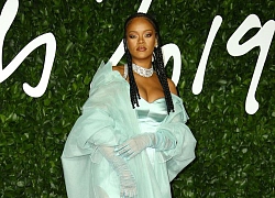 Rihanna mặc đầm xẻ ngực, Elsa Hosk diện đồ hở eo trên thảm đỏ