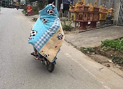 Trời trở lạnh, học sinh đã đua nhau mang chăn đến lớp, hài nhất là cảnh trùm kín cả xe ngoài đường