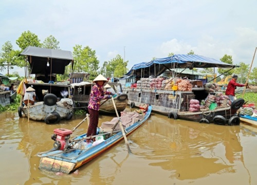 Tròng trành mặt chợ trên sông