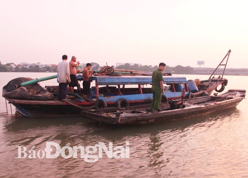 Tuần tra bắt ghe hút cát lậu trên sông Đồng Nai