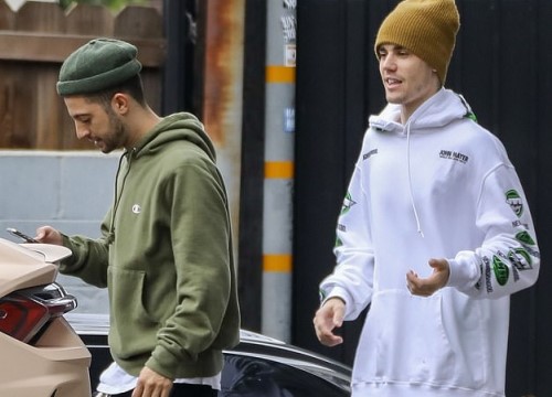 Vắng vợ trẻ, Justin Bieber tươi cười ra phố dạo chơi cùng bạn bè