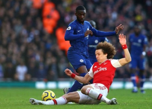 David Luiz bị chỉ trích vì vào bóng thô bạo với Kante