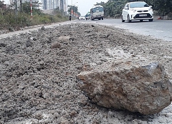 Đường gom Đại lộ Thăng Long bùng phát nạn đổ trộm phế thải