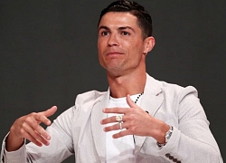 Ronaldo khoe trang sức đắt tiền khi dự sự kiện ở Dubai