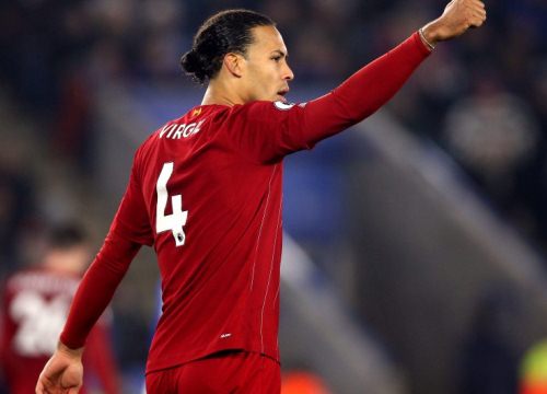 Vì Van Dijk, toàn đội Wolves 'vây ráp' tổ trọng tài trong đường hầm