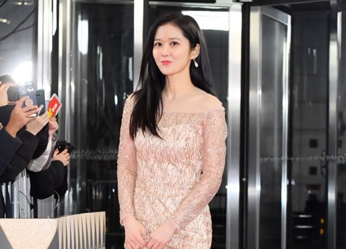 Hoa hậu Honey Lee, Jang Nara và dàn sao gợi cảm trên thảm đỏ cuối năm