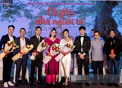 Phương Oanh diện đầm lệch vai quyến rũ liền bị Đình Tú "gạ" hôn ngay thảm đỏ ra mắt "Cô Gái Nhà Người Ta"