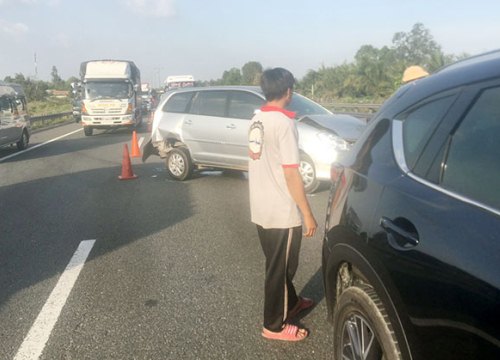 Va chạm liên hoàn trên cao tốc TP Hồ Chí Minh Trung Lương