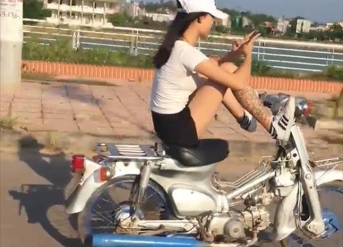 Clip: Cô gái dùng chân lái xe máy, tay bấm điện thoại