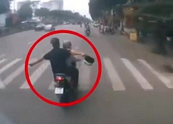 Clip: Hai thanh niên đi xe máy bị xe tải đâm vì khiêu khích tài xế