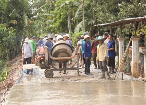 Đồng bào tôn giáo xây dựng nông thôn mới