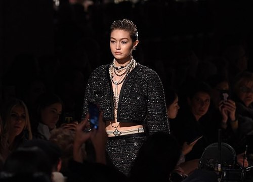 Gigi Hadid phanh áo khoe ngực trần, cùng Kaia Gerber 'thống trị' sàn catwalk