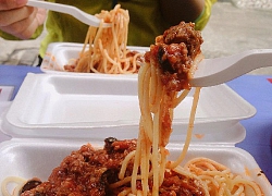 Hết nguyên liệu, cửa hàng vẫn "ráng" bán suất mì spaghetti với... nước mắm và thịt luộc khiến dân tình choáng váng: Cố đấm ăn xôi vừa!