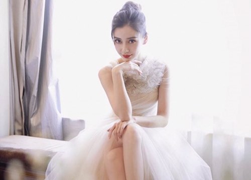 Hóa công chúa, 'gái một con' Angelababy không quên vén váy khoe chân nuột nà