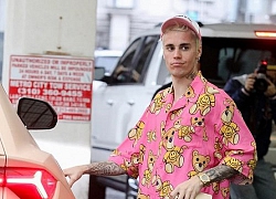 Justin Bieber diện đồ ngủ 'sến sẩm' xuống phố, sánh đôi cùng vợ mà như một cặp mẹ con