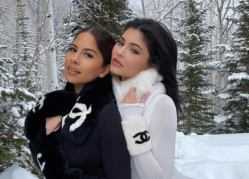 Kylie Jenner mặc bó sát 'nghẹt thở', hóa thỏ bông gợi cảm giữa trời tuyết giá