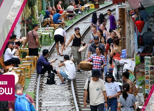 Mặc lệnh cấm, cà phê đường tàu vẫn "sống"