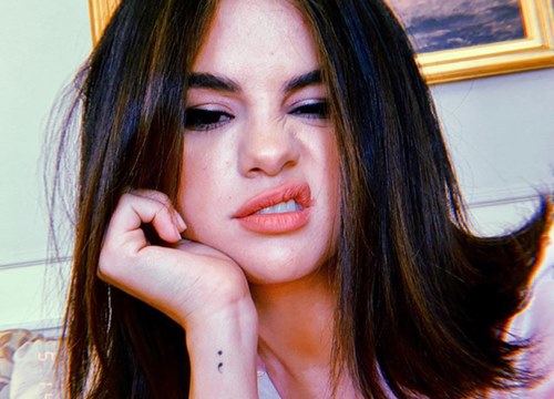 Selena Gomez có cả chục hình xăm nhỏ xíu xinh muốn xỉu, đảm bảo nàng nào sợ xăm trổ cũng muốn "quất" ít nhất một hình