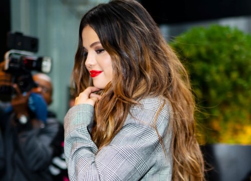 Selena Gomez và dàn sao cùng lăng xê chiếc túi giá hơn 2.000 USD