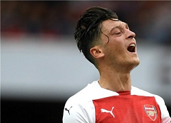 SỐC! Ozil nổi đóa, phớt lờ HLV, hét vào mặt Lacazette