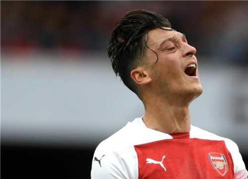 SỐC! Ozil nổi đóa, phớt lờ HLV, hét vào mặt Lacazette