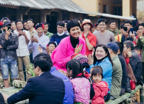 Bước chân trần lên trao giải và "phép màu" của H'Hen Niê