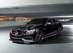 Cận cảnh siêu phẩm Mercedes-AMG C63 S đen bí hiểm và ngập tràn carbon