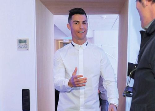 C.Ronaldo bất ngờ lọt top những sao nam ăn mặc xấu nhất hành tinh