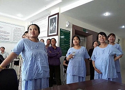 Cụ ông phẫu thuật não, thở máy vẫn cố xem trận U22 Việt Nam - U22 Indonesia và những hình ảnh xúc động trong viện