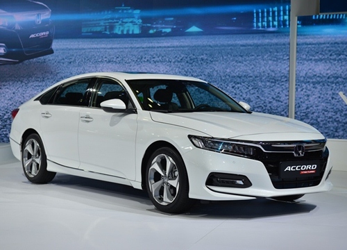 Cuộc chiến phân khúc sedan hạng D tháng 11: Honda Accord 'đe doạ' ngôi vị Mazda6