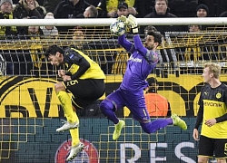 De Gea nhập, thủ thành Dortmund đóng vai "đấng cứu thế" bảo vệ khung gỗ