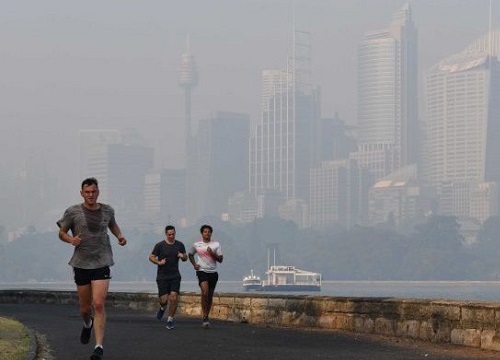 Khói mù dày đặc bao phủ trung tâm thành phố Sydney, Australia