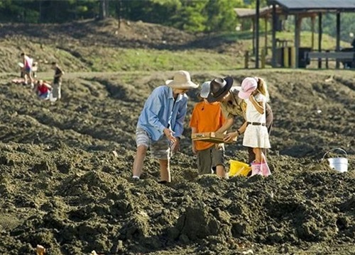 Nơi nhặt kim cương, vàng thỏa thích, tìm được mang về nhà không tốn một xu