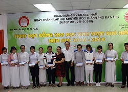 Trao 150 suất học bổng cho sinh viên nghèo vượt khó