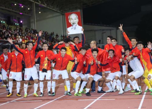 U22 Việt Nam tưng bừng ăn mừng HCV SEA Games: Thầy trò Park Hang Seo vinh danh lịch sử