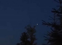 UFO sáng nhấp nháy như muốn liên lạc với Trái Đất?