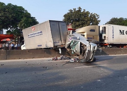 Xe container tông bay hàng loạt phương tiện trên đường đèo