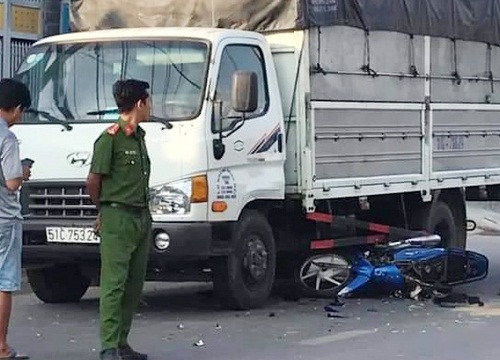 Bị giật điện thoại, hai cha con tông vào xe tải