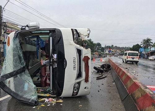 CLIP: Đập kính không thành, 20 người đàn ông hò nhau lật ô tô gây tranh cãi