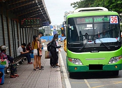 Clip xe buýt thản nhiên chạy lấn làn, vượt ẩu bị ô tô 'ép lùi'